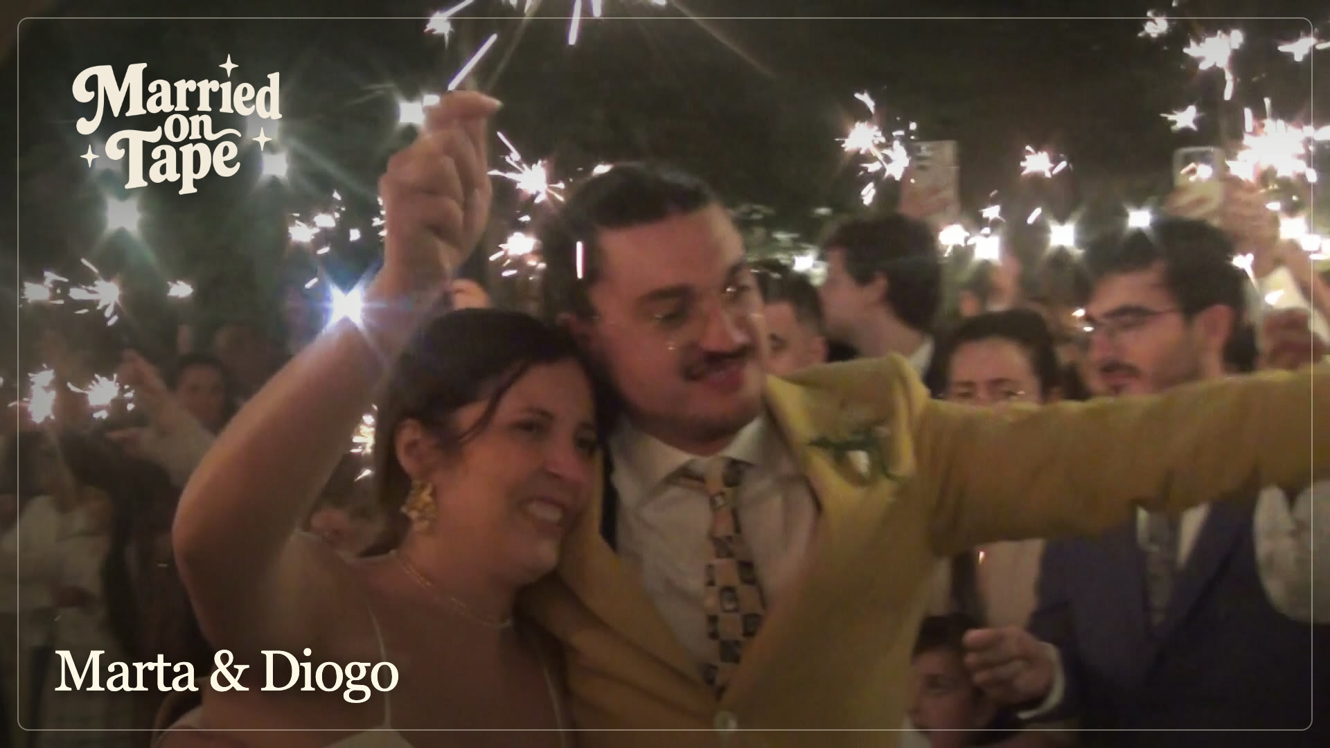 Marta and Diogo celebrate with their wedding guests and sparklers