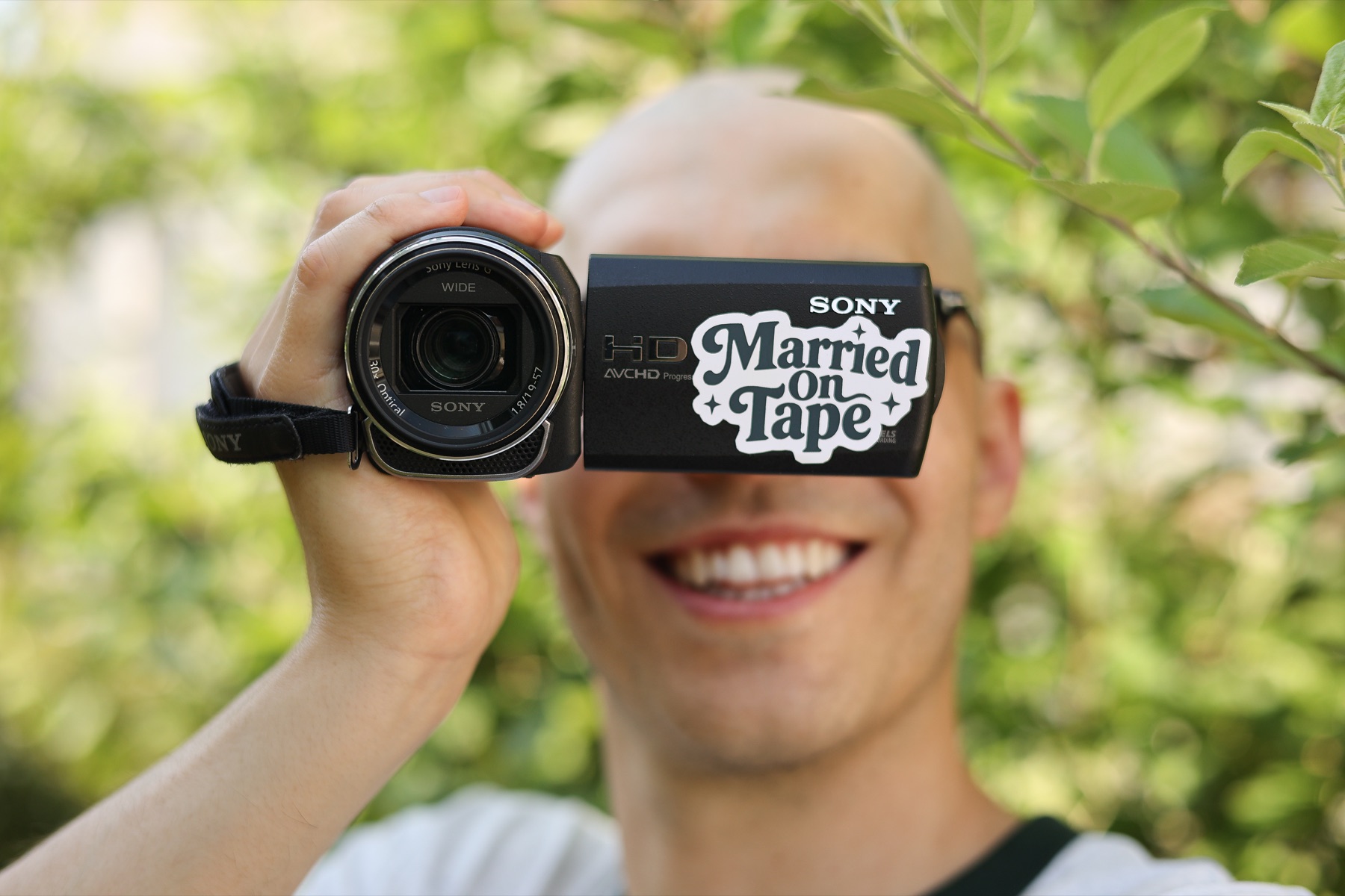 Eine Person hält den Married on Tape Camcorder nah vor die Kamera